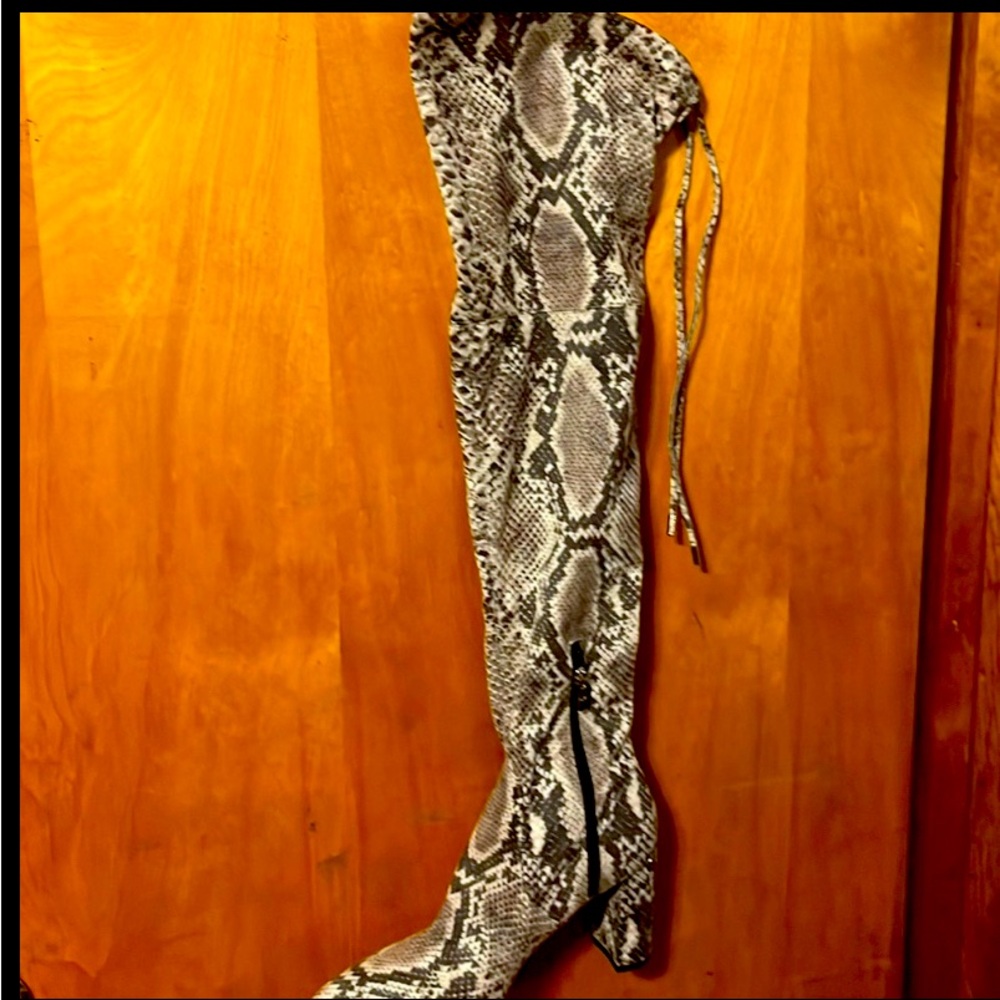 MARC FISHER Boots Snake Vany Pointed Toe Block Heel 9M Gray Knee High
